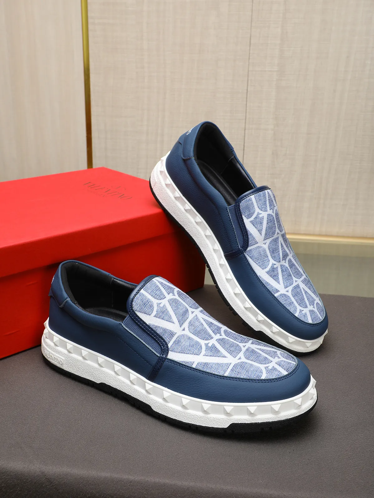Men's shoes 💰440 Valentino "VALENTINO" hot sale ❤️ Counters ship at the same time 1:1 👏 Imported cowhide + waterproof fabric + leather lining 🐂 Casual fashion shoes Exquisite workmanship Original original outsole 38-44 (45 customized, non-refundable)